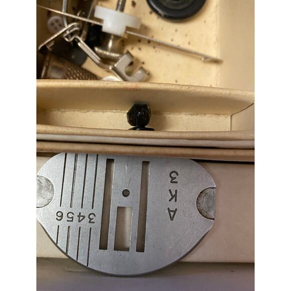 VTG Mixed Box Lot SINGER Sewing Machine Attachments for Class 600 machines - Picture 12 of 15